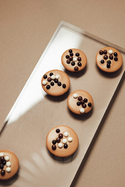 Dulcey chocolate mendiants with crunchy pearls (100g)