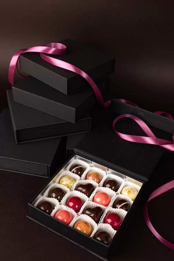 A box of 16 bonbon candies (38 Eur)