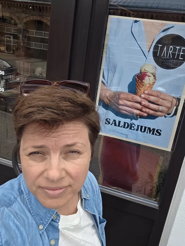 Pie Mākslas Veldzes, Veldzes kvartālā, kas ir mazā Tartes saldējuma vēstniecība Rīgā